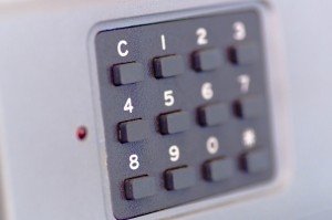 セキュアなクラウドでの保管および400kgの金庫で物理的なセキュリティも確保